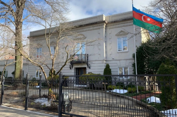   Balean el auto     de la embajada de Azerbaiyán en Washington  