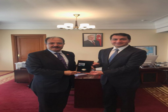 El embajador de Türkiye se reúne con el asistende del presidente de Azerbaiyán