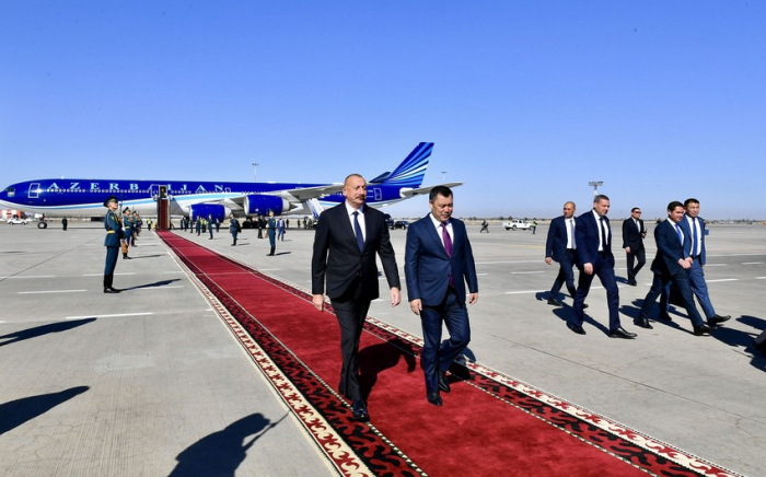  Presidente Ilham Aliyev llega a Kirguistán en visita de Estado 