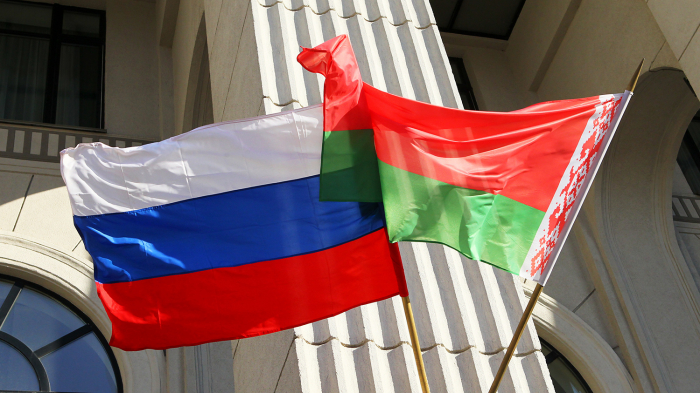    Rusiya Belarusa 1,5 milyard dollar kredit verəcək     
