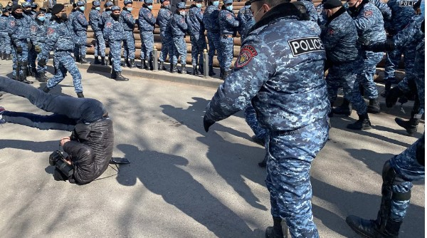    Ermənistanda jurnalistlərin döyülməsi halları artıb   