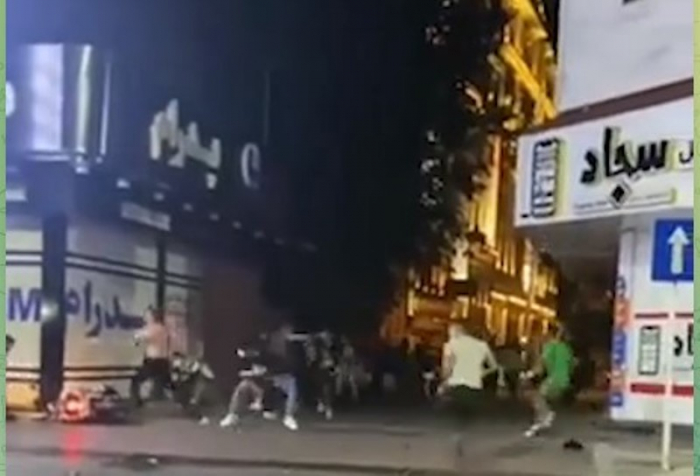  İran polisi gənclərin üzərinə motosikletlə hücum etdi -  VİDEO  