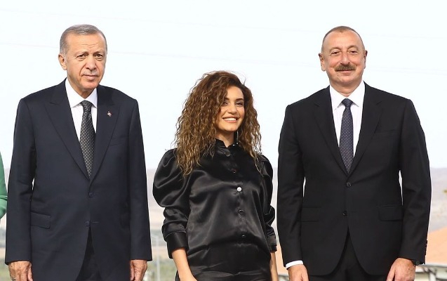 Çinarə Prezidentin onu səhnəyə dəvət etməsindən danışdı - VİDEO
Çinarə Prezidentin onu səhnəyə dəvət etməsindən danışdı - VİDEO