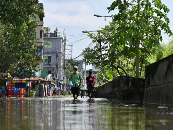 Au moins 28 morts au passage du cyclone Sitrang, des millions privés d