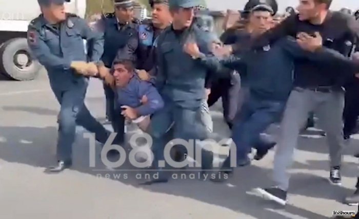   Ermənistan polisi etirazçılara zor tətbiq edib -    VİDEO      