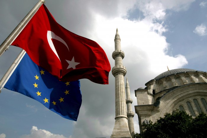       KİV:    Türkiyənin Aİ-yə daxil olması ilə bağlı danışıqlar dalana dirənib   