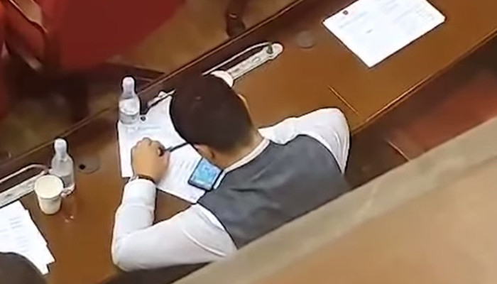  Parlamenti uşaq bağçasına çevirən erməni deputat -    VİDEO      