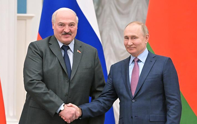    Lukaşenko Putinə ad günündə traktor hədiyyə etdi    