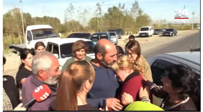    İtkin düşən erməni əsgərin yaxınları aksiya keçirirlər -    VİDEO      