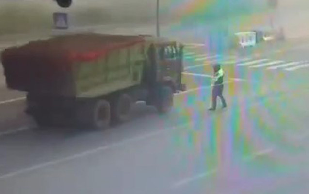 DYP postunda dayanmayan ata və oğlu saxlanıldı - Video
DYP postunda dayanmayan ata və oğlu saxlanıldı - Video