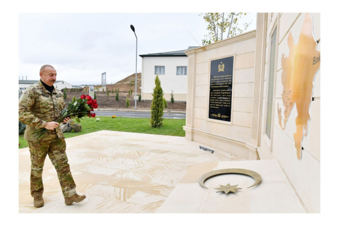   Presidente de Azerbaiyán coloca flores en el complejo conmemorativo en el campamento militar en Fuzuli  