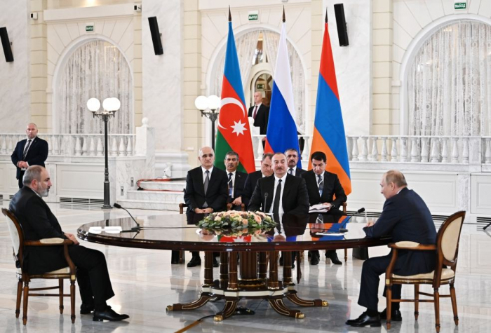   Präsident Ilham Aliyev traf mit Putin und dem armenischen Premierminister zusammen  