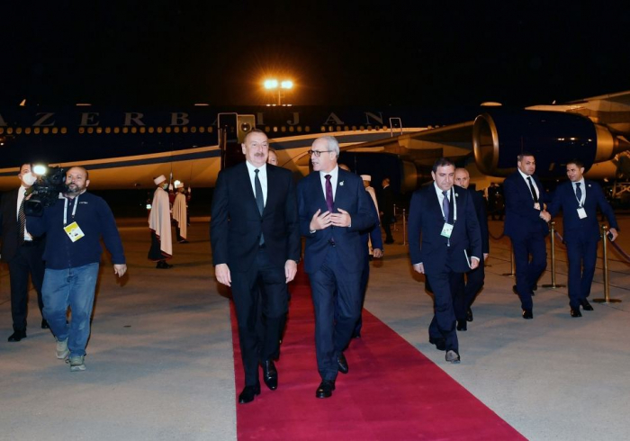   Präsident Ilham Aliyev kommt zu Besuch in Algerien an  