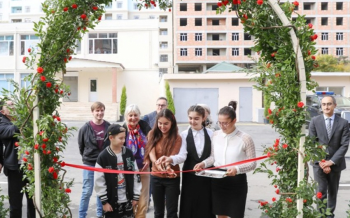    Bakıda Leyla Əliyevanın iştirakı ilə növbəti abadlaşdırılmış həyətin açılışı olub  
   