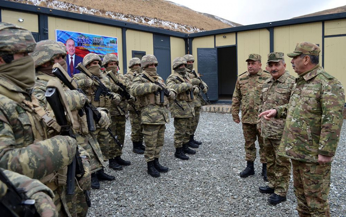   Aserbaidschans Verteidigungsminister besucht Militäreinheiten an der Grenze zu Armenien  