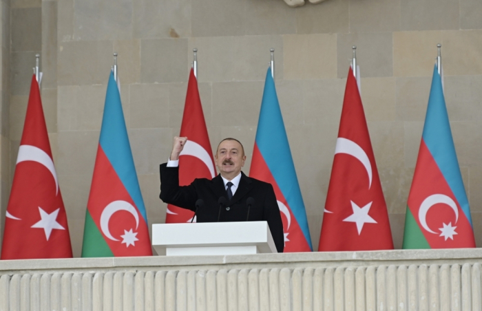 Prezident İlham Əliyev mənəvi yükü yüzillərə sığmayan tarixi bir missiyanın lideri, Qələbəmizin memarıdır
Prezident İlham Əliyev mənəvi yükü yüzillərə sığmayan tarixi bir missiyanın lideri, Qələbəmizin memarıdır
