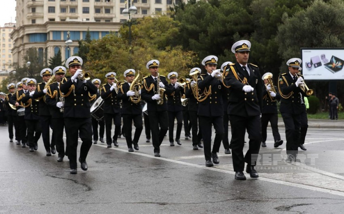   Siegesmarsch in Baku   - FOTOS    