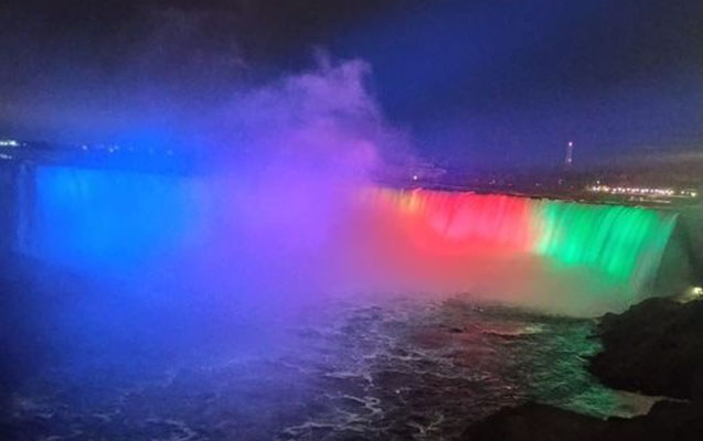   Las cataratas del Niágara se iluminan con los colores de la bandera azerbaiyana    