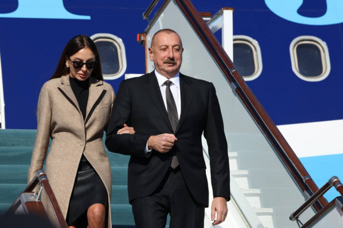   Präsident Ilham Aliyev und First Lady Mehriban Aliyeva kommen zu Besuch in Usbekistan an  