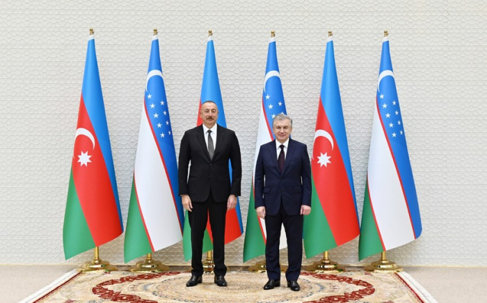   Se está manteniendo una reunión entre Ilham Aliyev y Shavkat Mirziyoyev  