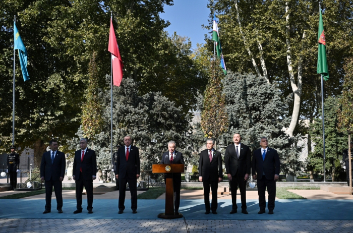 Samarkand : Les chefs d’État et de gouvernement présents au Sommet plantent des arbres sur la place du Registan 