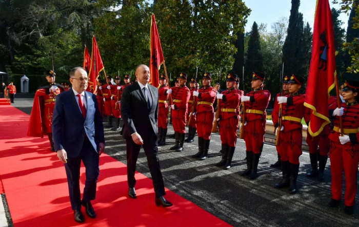   In Tirana fand eine offizielle Begrüßungszeremonie für Präsidenten Ilham Aliyev statt  