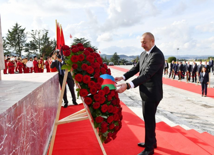 Le président Ilham Aliyev se recueille devant la statue de la Mère Albanie à Tirana