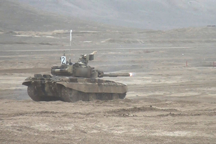   La preparación para el combate de las unidades de tanques es inspeccionada en el Ejército de Azerbaiyán -   Video    