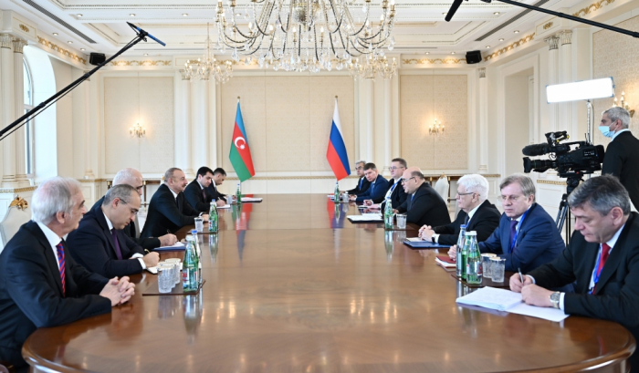   Präsident Aliyev und russischer Premierminister halten ein erweitertes Treffen ab  