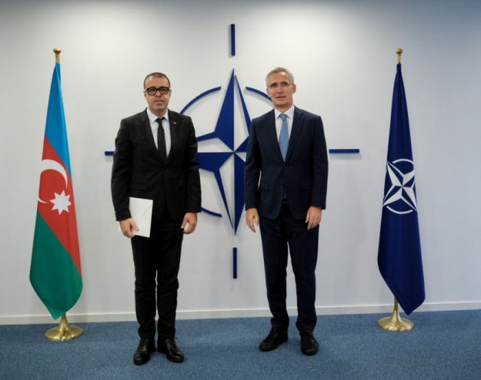   Leiter der Delegation Aserbaidschans bei der NATO überreicht Generalsekretär Jens Stoltenberg sein Beglaubigungsschreiben  