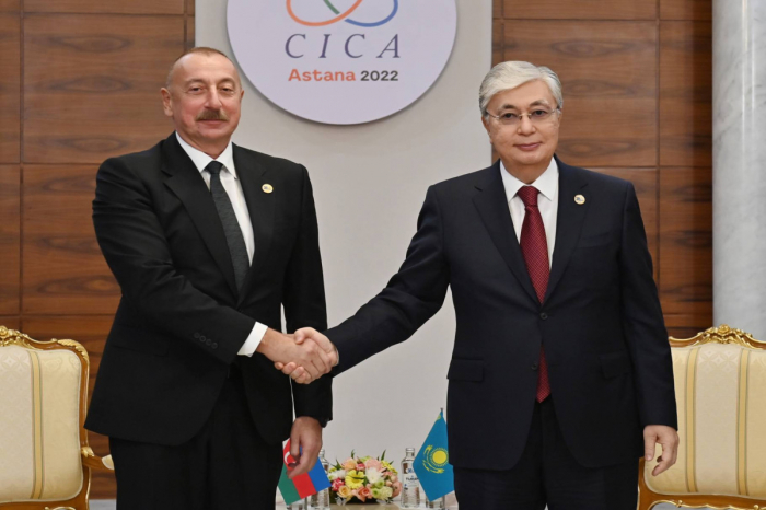   Presidente Ilham Aliyev felicita a Kasim-Yomart Tokáev  