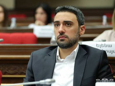 Ermənistanda deputat mandatından imtina edir