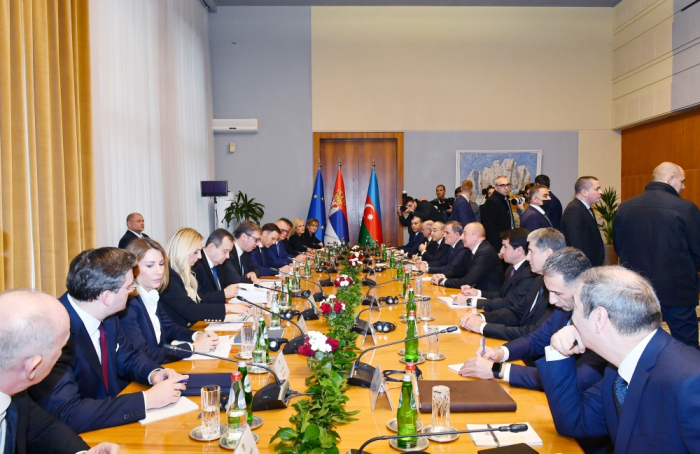  Ilham Aliyev et Aleksandar Vučić ont eu un entretien élargi aux deux délégations 