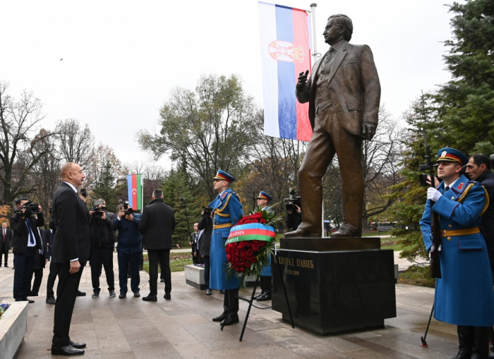 Le président Ilham Aliyev se recueille devant les statues d’Heydar Aliyev et de Milorad Pavic à Belgrade -  PHOTOS 
