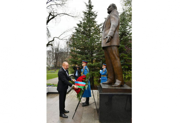   Präsident Aliyev besucht Denkmäler für Nationalleader Heydar Aliyev und Milorad Pavic in Belgrad  