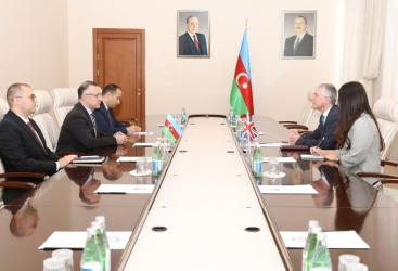 Ministro de Sanidad de Azerbaiyán se reúne con el embajador británico
