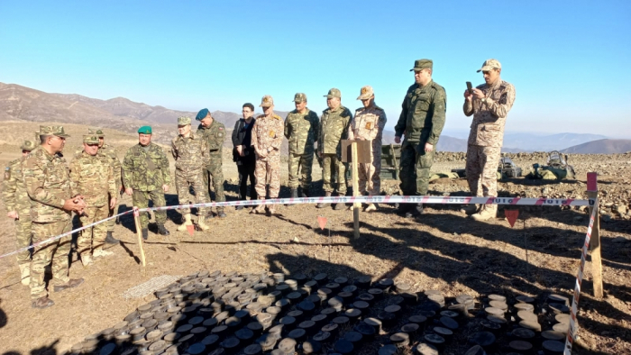  Los agregados militares en Azerbaiyán inspeccionan el campo de minas plantadas por Armenia en Lachin 