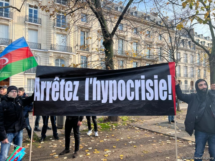   Mitglieder der aserbaidschanischen Diaspora protestieren gegen anti-aserbaidschanische Resolution  in Paris  