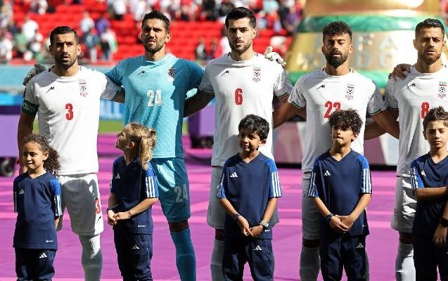    İran futbolçuları dövlət himnini oxuduqlarına görə fitə basıldılar     
