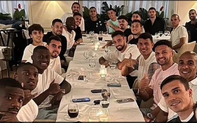    Ronaldo komanda yoldaşlarına şam yeməyi verdi     
