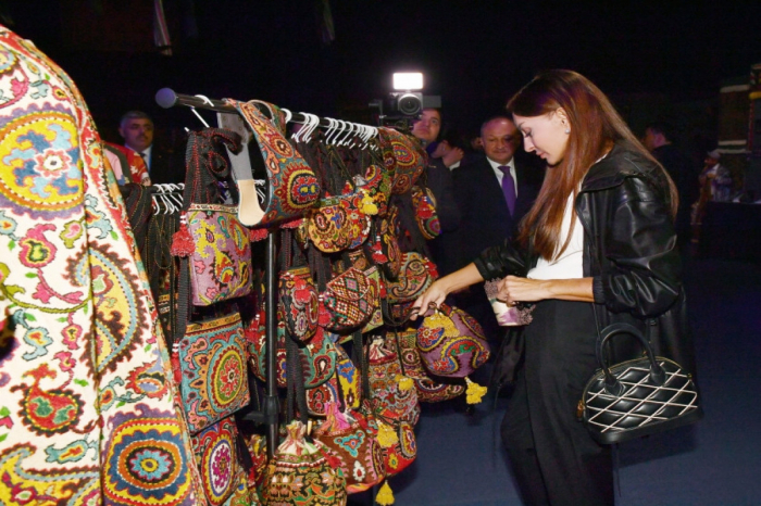  Mehriban Aliyeva se familiariza con la exposición "Espejismos del tiempo" en Samarcanda  