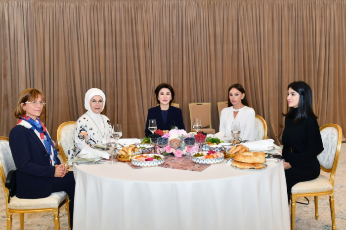  La Primera Dama Mehriban Aliyeva asiste a la cena organizada en Samarcanda 