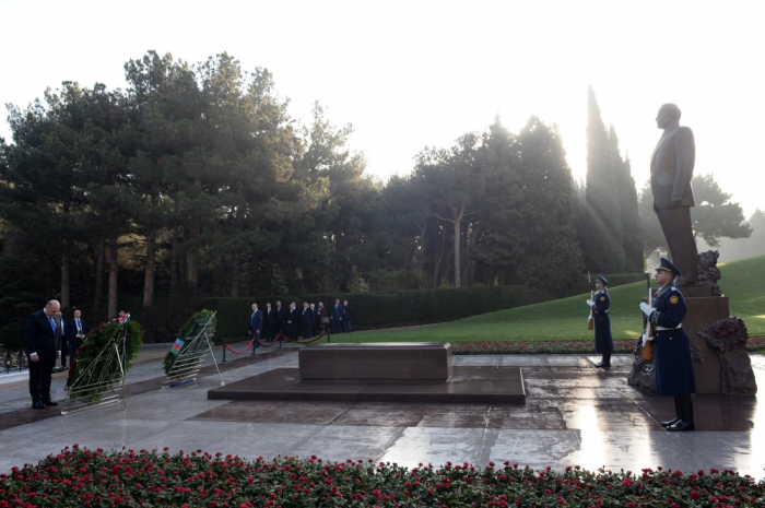 Russian PM visits grave of national leader Heydar Aliyev and Alley of Martyrs