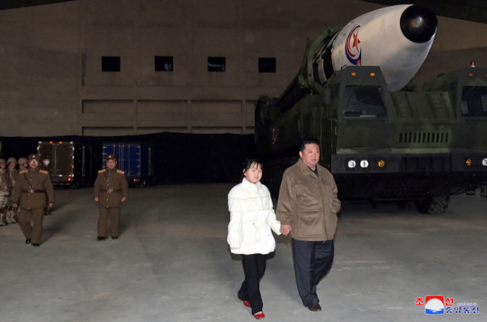 Kim Jong Un a supervisé le lancement de son «missile monstre» avec sa fille, une première -  PHOTOS 