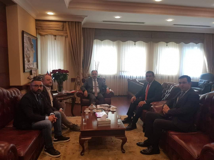 Türkiyənin Azərbaycandakı səfiri TAİB-in təsisçisi ilə görüşüb
Türkiyənin Azərbaycandakı səfiri TAİB-in təsisçisi ilə görüşüb