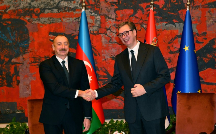  Ilham Aliyev tuvo una reunión ampliada con Aleksandar Vučić