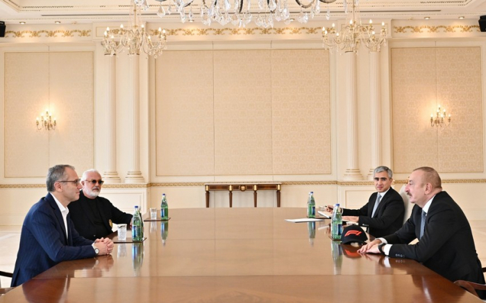  Ilham Aliyev recibe al presidente del Consejo de Administración del Grupo Fórmula 1 y al asesor del grupo 