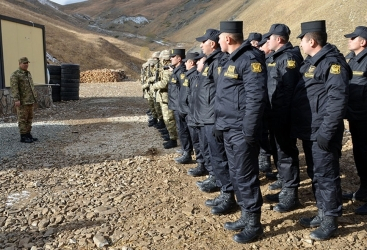   El Coronel General de Azerbaiyán visita las unidades militares desplegadas en la frontera con Armenia  