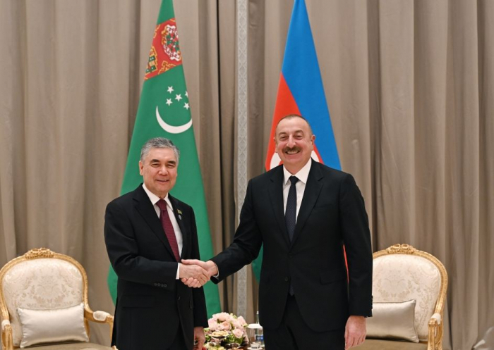   El Presidente de Azerbaiyán se reunió con el Presidente de Halk Maslakhaty de Milli Gengesh de Turkmenistán en Samarcanda  