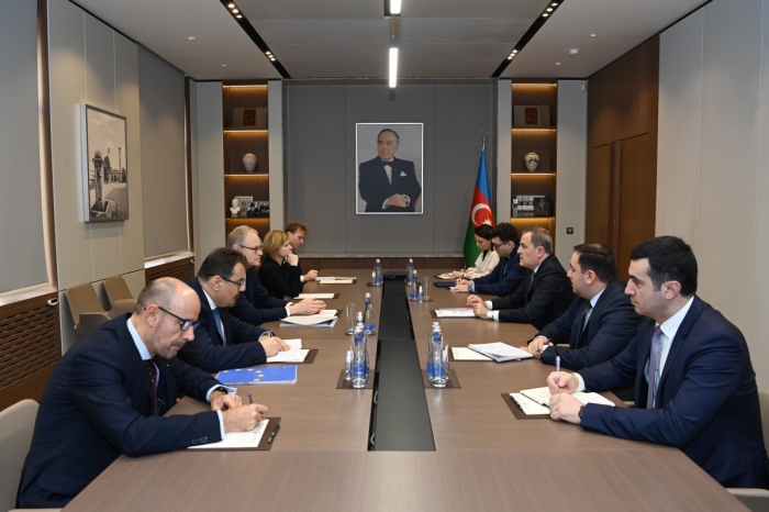 El ministro de Exteriores azerbaiyano informa al representante de la UE sobre el uso de la carretera de Lachin por parte de los armenios con fines militares 